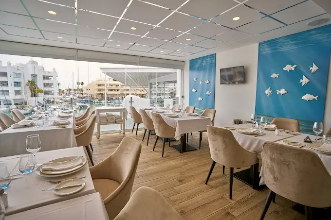 Salón privado VIP restaurante El Mero Los Mellizos en Puerto Marina, Benalmádena. Málaga.