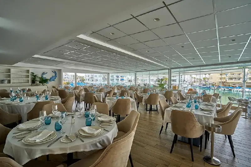 Vista de día del salón del restaurante El Mero Los Mellizos en Puerto Marina, Benalmádena, Málaga.