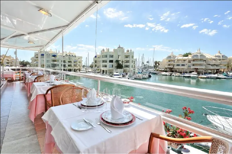 Vista de día de la terraza del restaurante El Mero Los Mellizos en Puerto Marina, Benalmádena, Málaga.